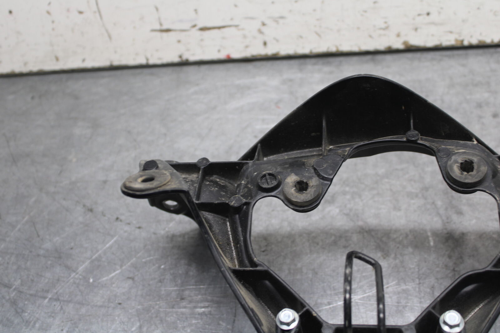 08-10 SUZUKI GSXR 600 UPPER FAIRING MIRROR GAUGES STAY BRACKET  BB721