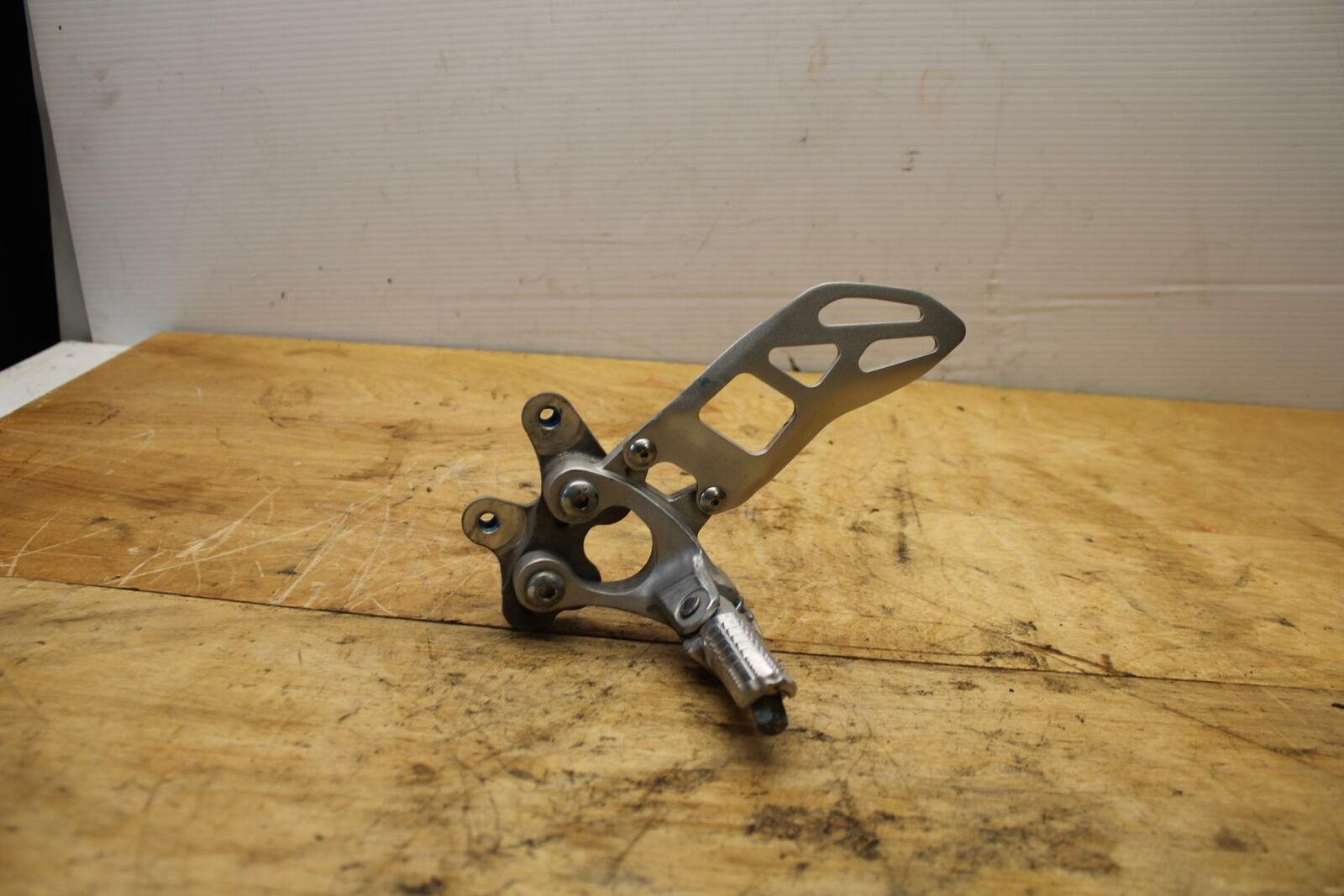 11-13 SUZUKI GSXR600 LEFT REARSET REAR SET DRIVER FOOT PEG BRACKET MOUNT BB330