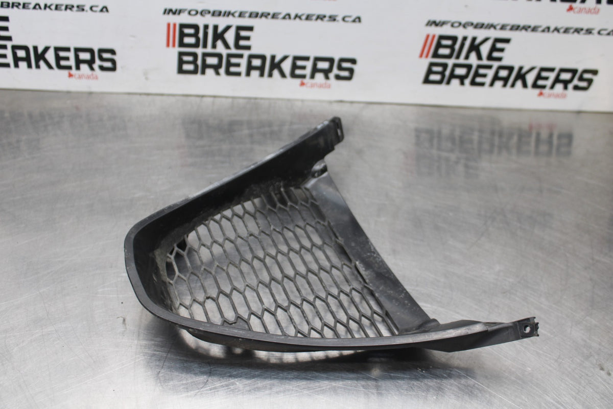 05-06 SUZUKI GSXR1000 FRONT LOWER INNER EXHAUST V FAIRING COWL GUARD BB857