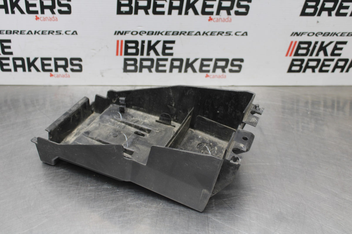 18-26 KAWASAKI Z400 REAR BACK TAIL UNDERTAIL BATTERY TRAY PLASTIC BB852
