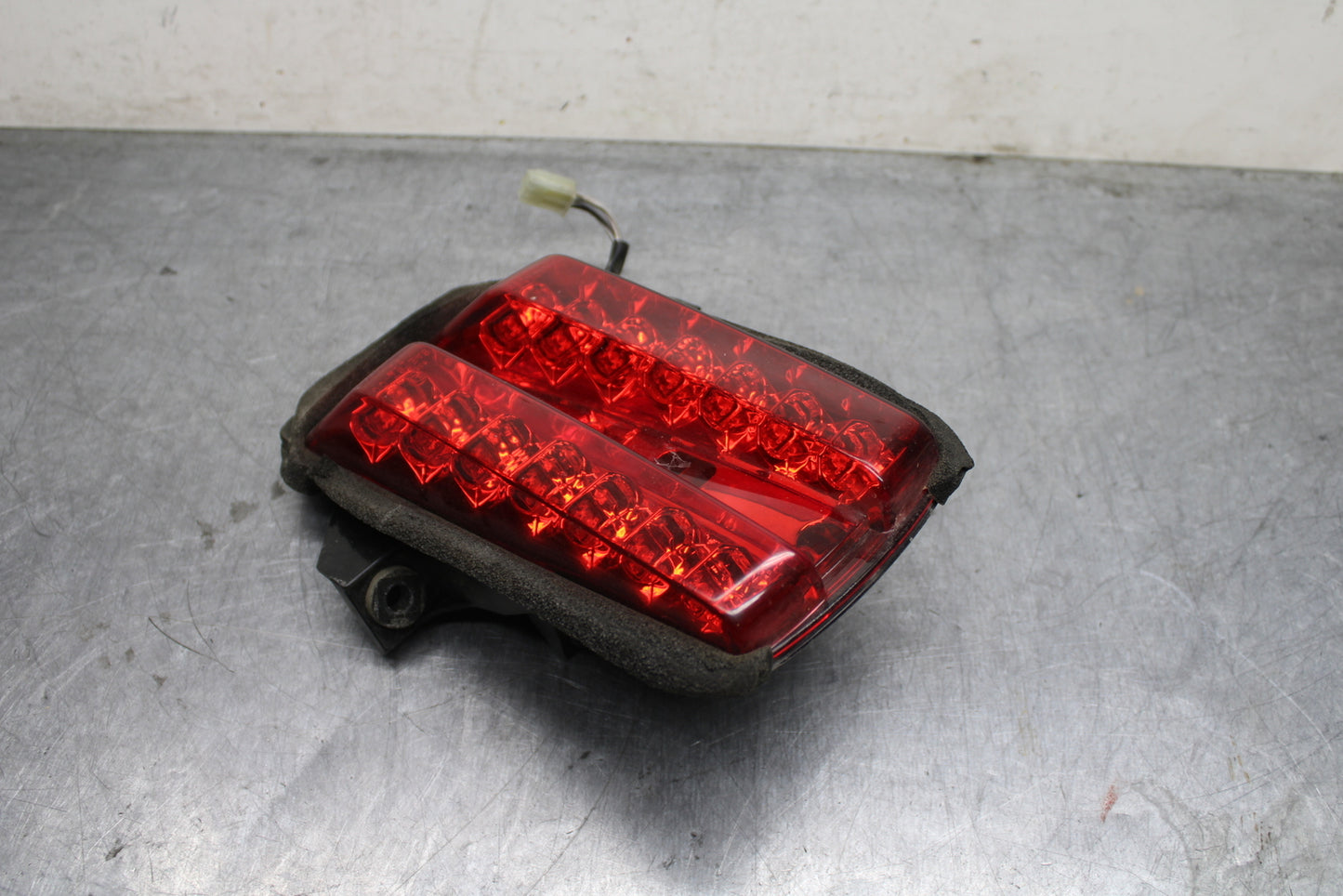 03 SUZUKI SV650S REAR TAIL TAILLIGHT BACK BRAKE LIGHT BB130