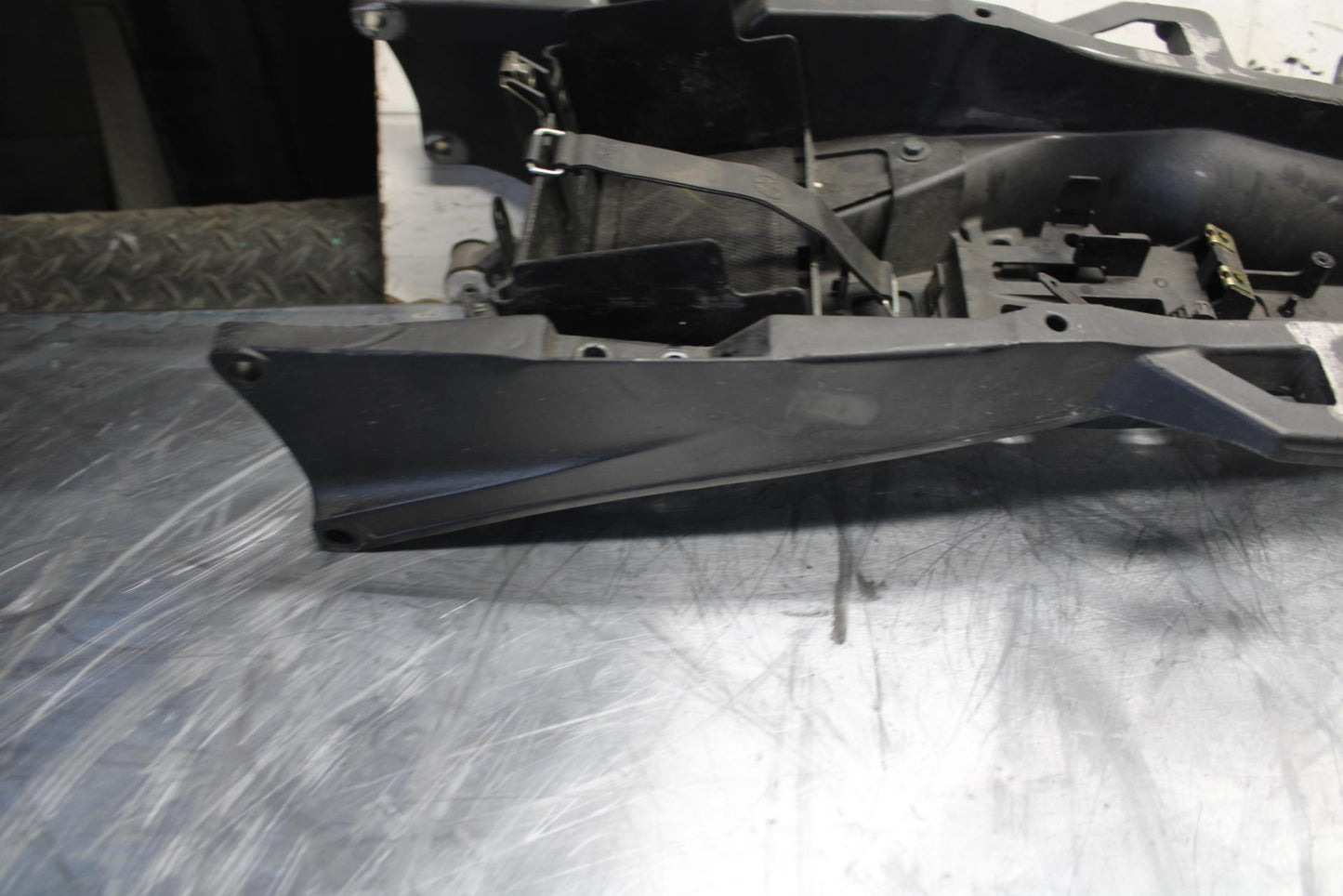 04-06 YAMAHA YZF R1 REAR SUBFRAME BACK SUB FRAME 5VY-21190-00-00 BB491