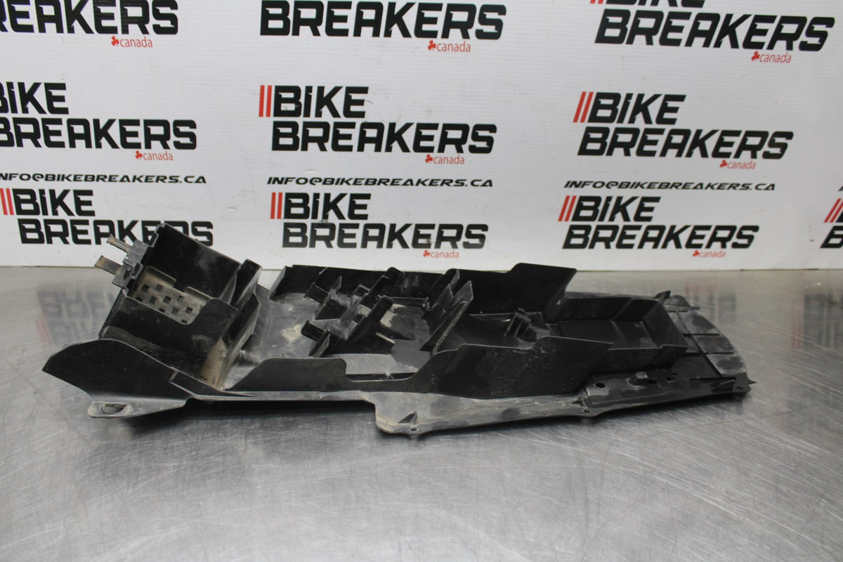 04-05 SUZUKI GSXR600 REAR BACK TAIL UNDERTAIL BATTERY TRAY PLASTIC BB792