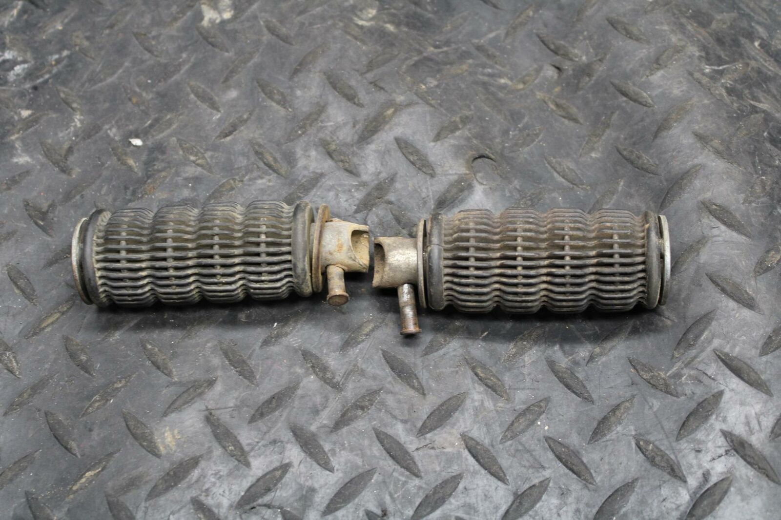 78 SUZUKI GS550E REAR BACK PASSENGER PEG SET PAIR BB212
