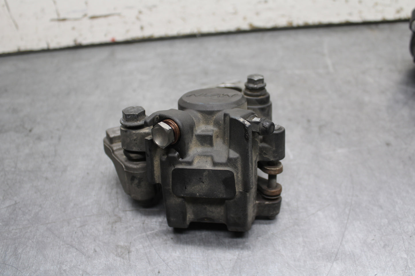 07-08 YAMAHA YZF R1 REAR BACK BRAKE CALIPER W MOUNT BRACKET BB724