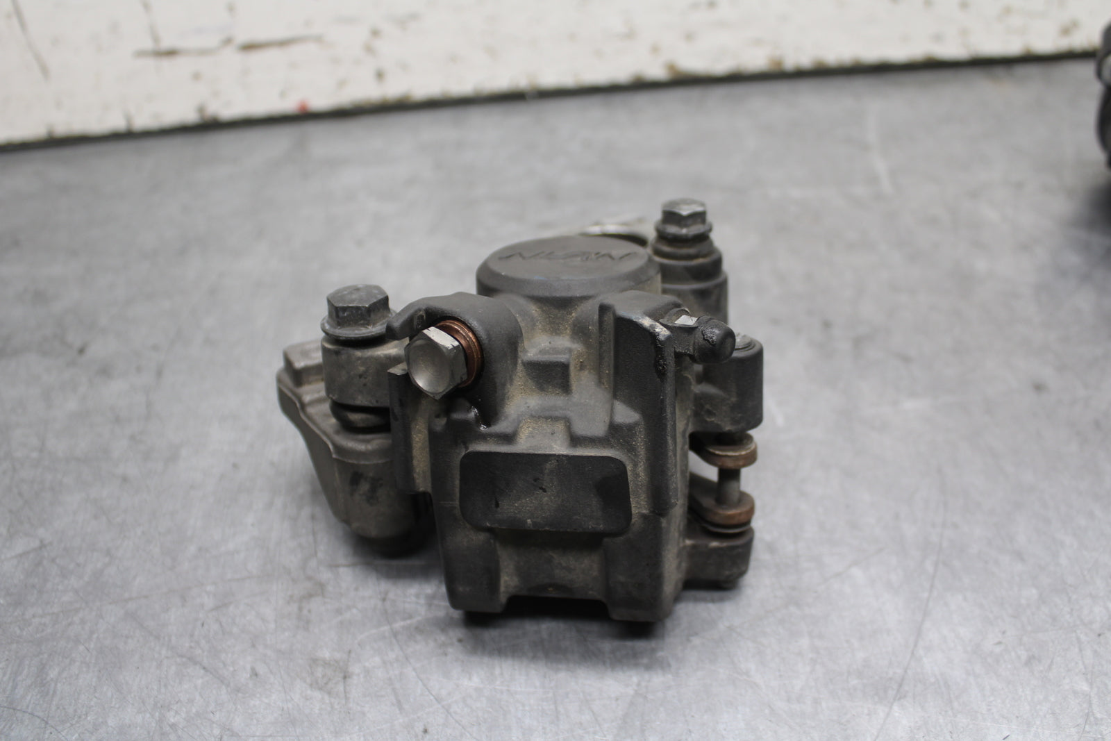07-08 YAMAHA YZF R1 REAR BACK BRAKE CALIPER W MOUNT BRACKET BB724