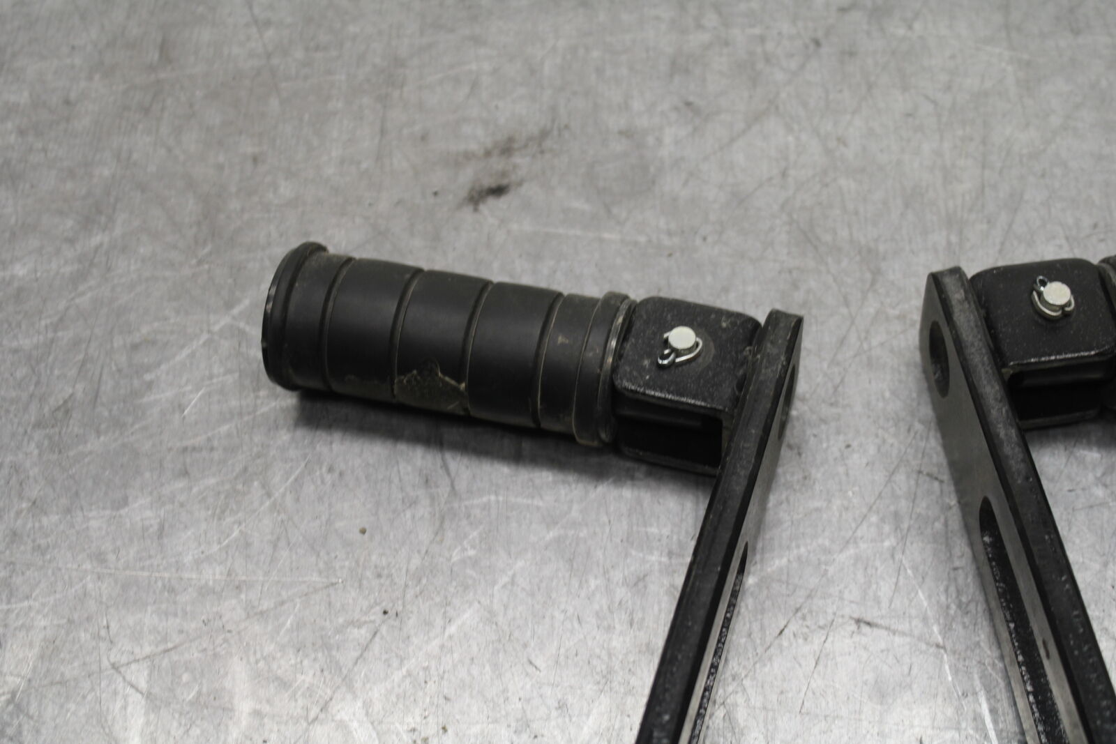 17-24 YAMAHA BOLT XVS950 REAR PASSENGER FOOT STEP PEG BB729