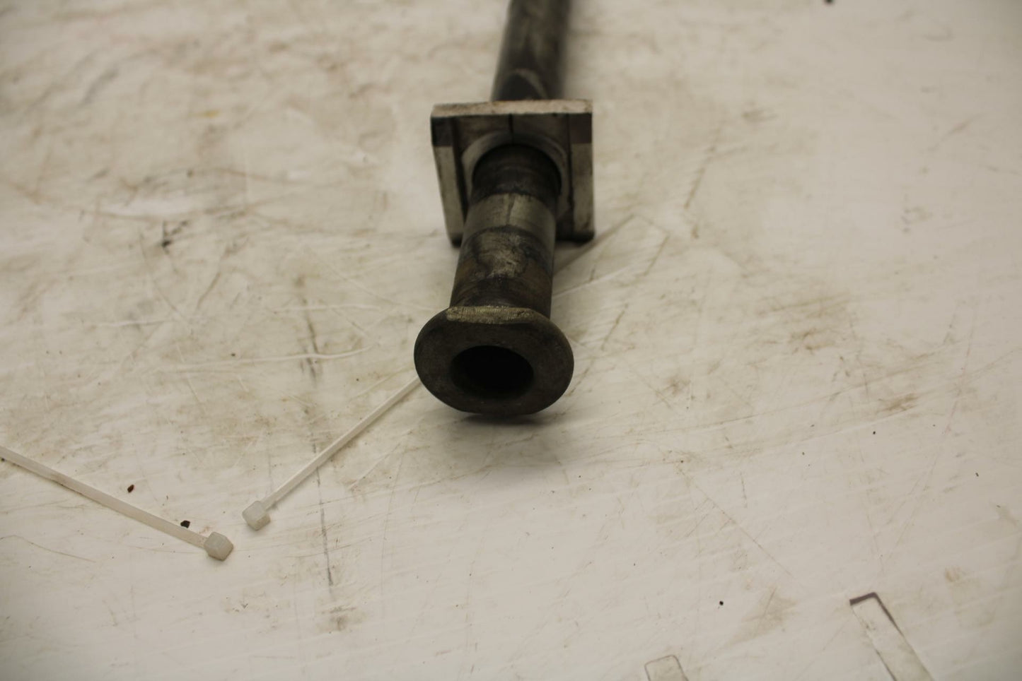 03 KAWASAKI NINJA ZX6RR ZX600K REAR AXLE BACK WHEEL RIM PIVOT BOLT AXEL BB264