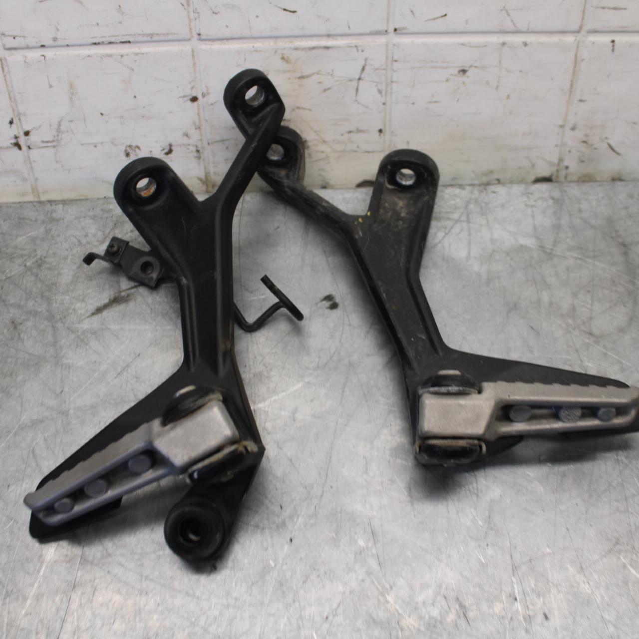 18 KAWASAKI Z 400 REAR BACK PASSENGER PEG SET PAIR BB469