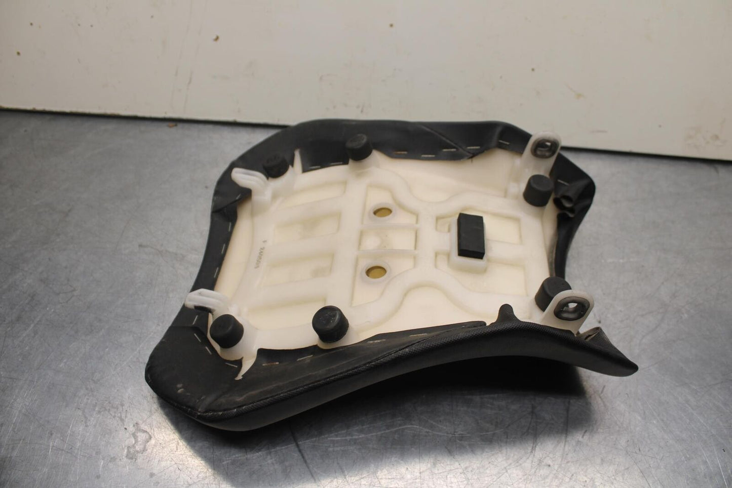 2011 Suzuki GSXR600 FRONT DRIVERS SEAT PAD SADDLE 45100-14J10-DW2 BB602