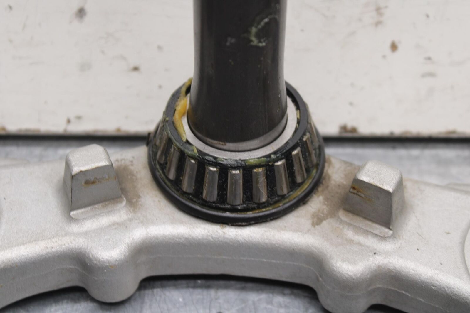 04-09 SUZUKI GS 500 FH GS500F FRONT FORKS CLAMP LOWER TRIPLE TREE STEM BB97