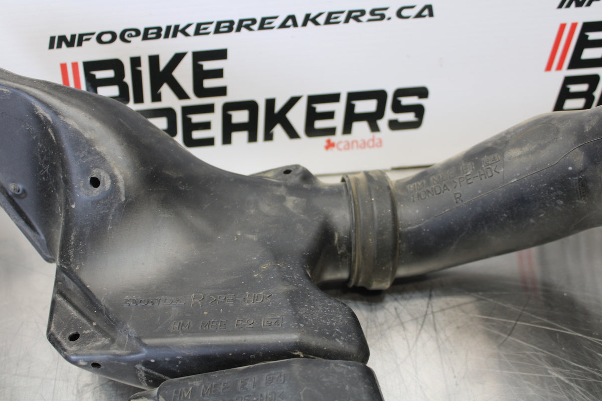 05-06 HONDA CBR600RR RIGHT LEFT AIR INTAKE DUCTS BB149