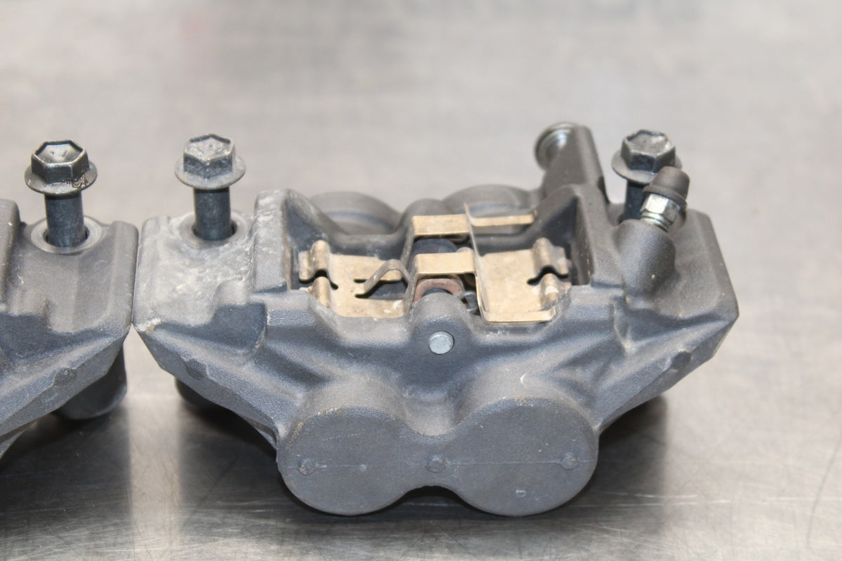 22-25 YAMAHA YZF R7 RIGHT LEFT FRONT BRAKE CALIPER SET PAIR CALIPERS BB176