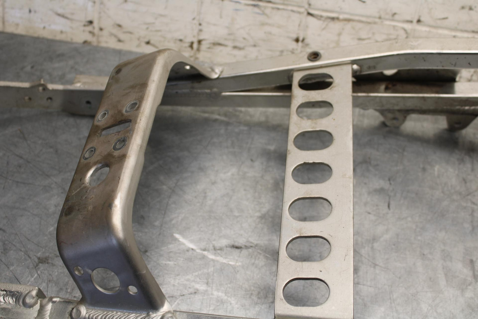 2000 Yamaha YZF R6 REAR BACK TAIL SUBFRAME SUB FRAME BB558
