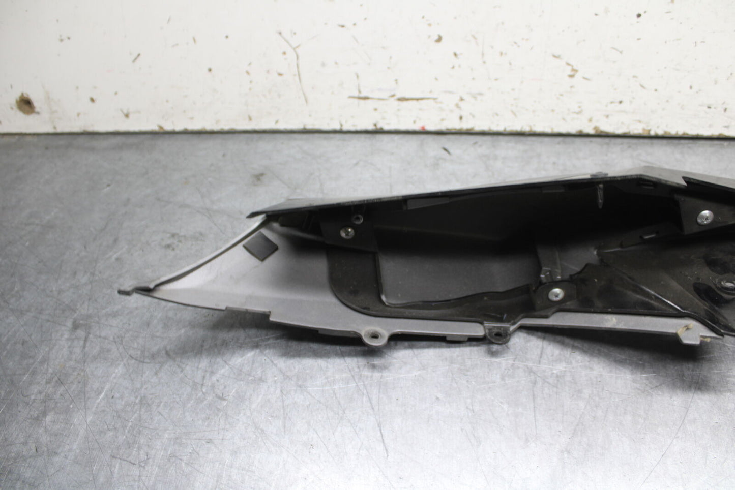 08-10 SUZUKI GSXR 600  RIGHT REAR BACK TAIL FAIRING COWL SHROUD BB101