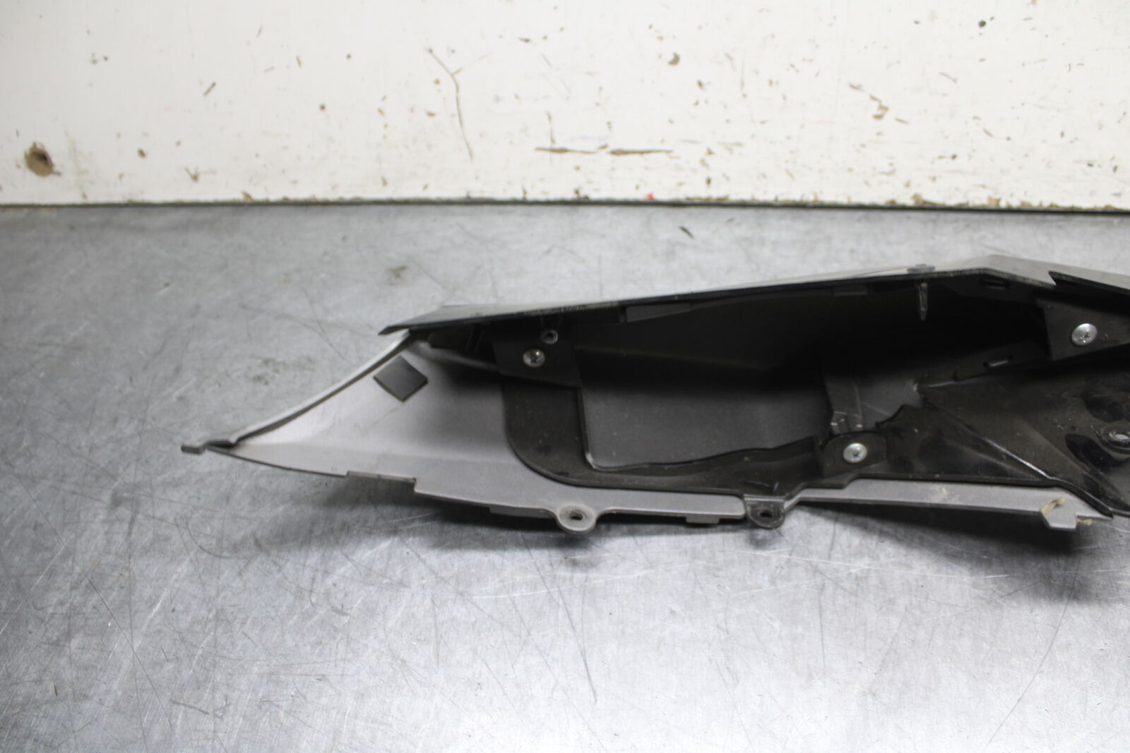08-10 SUZUKI GSXR 600  RIGHT REAR BACK TAIL FAIRING COWL SHROUD BB101
