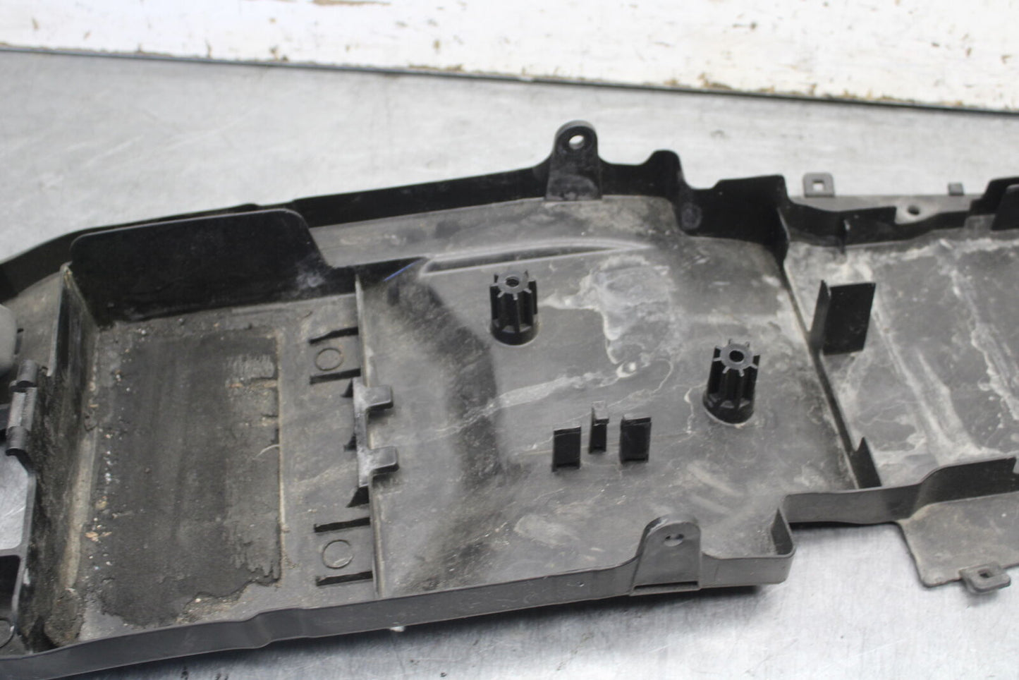 09-12 KAWASAKI NINJA ZX6R REAR BACK TAIL UNDERTAIL BATTERY TRAY PLASTIC BB698