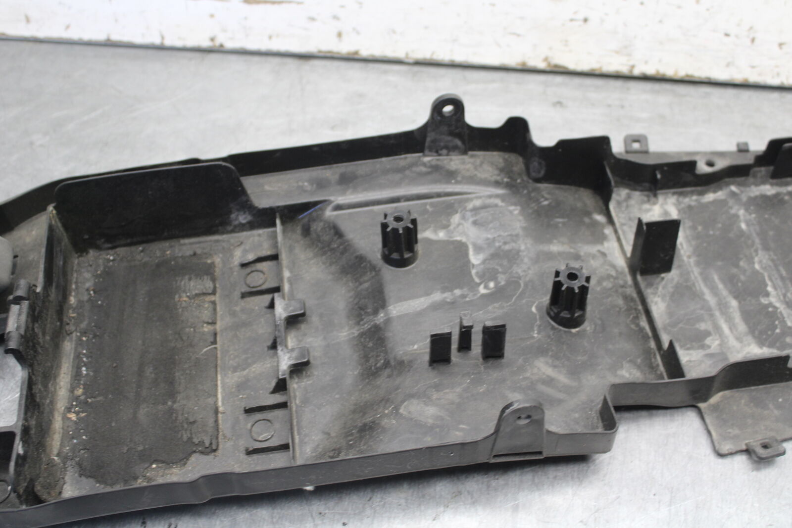 09-12 KAWASAKI NINJA ZX6R REAR BACK TAIL UNDERTAIL BATTERY TRAY PLASTIC BB698