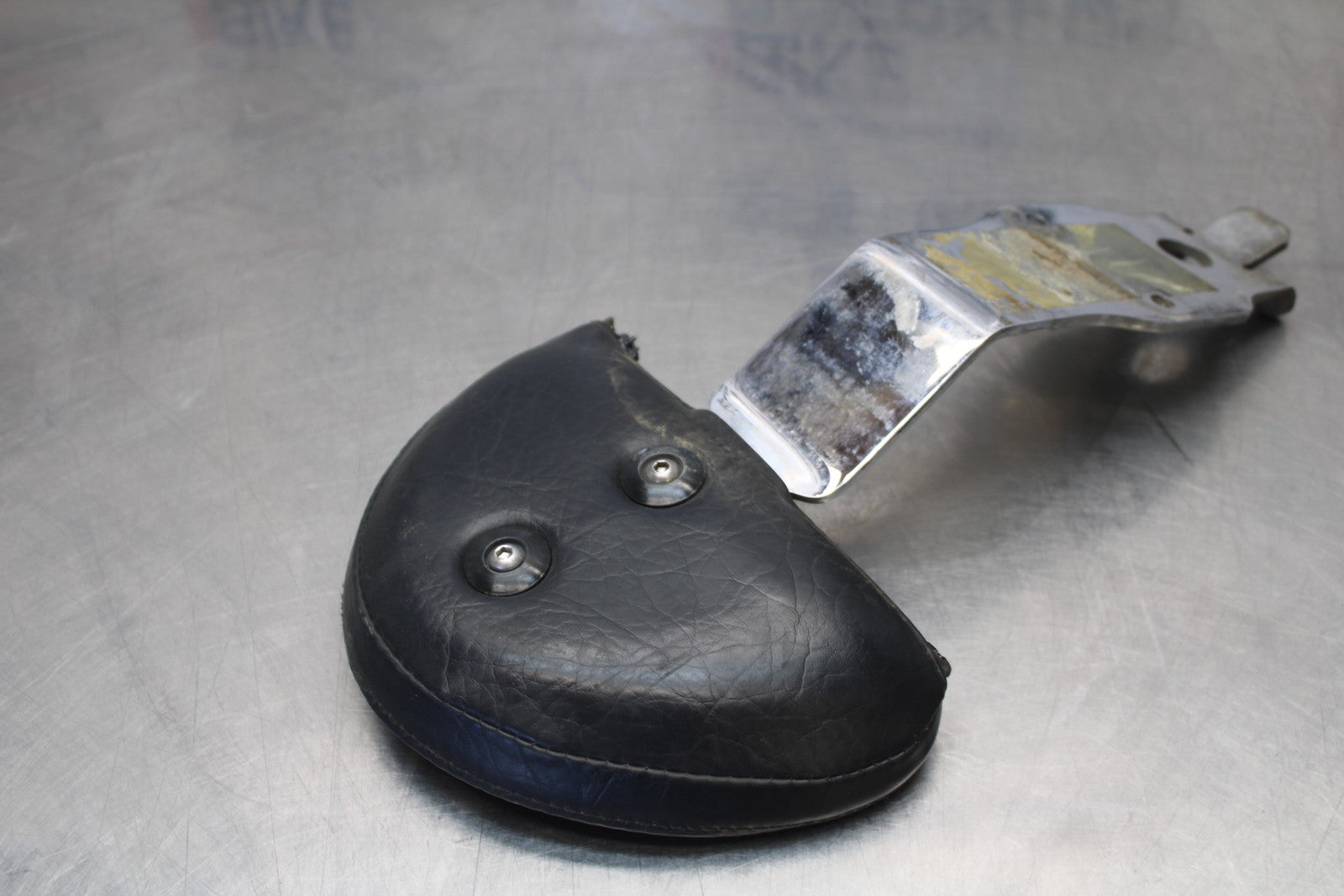 05-06 VICTORY KINGPIN DELUXE FRONT DRIVERS SEAT BACK REST BB195