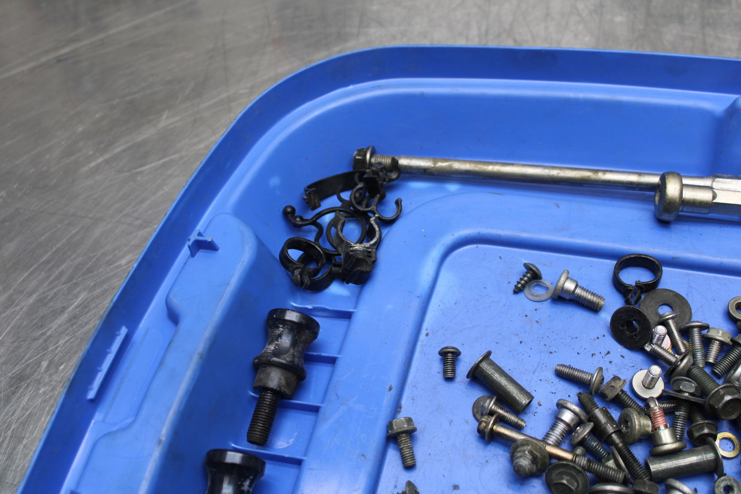 04-05 KAWASAKI NINJA ZX10R MOUNTING BOLTS HARDWARE MOTOR SCREWS BB163