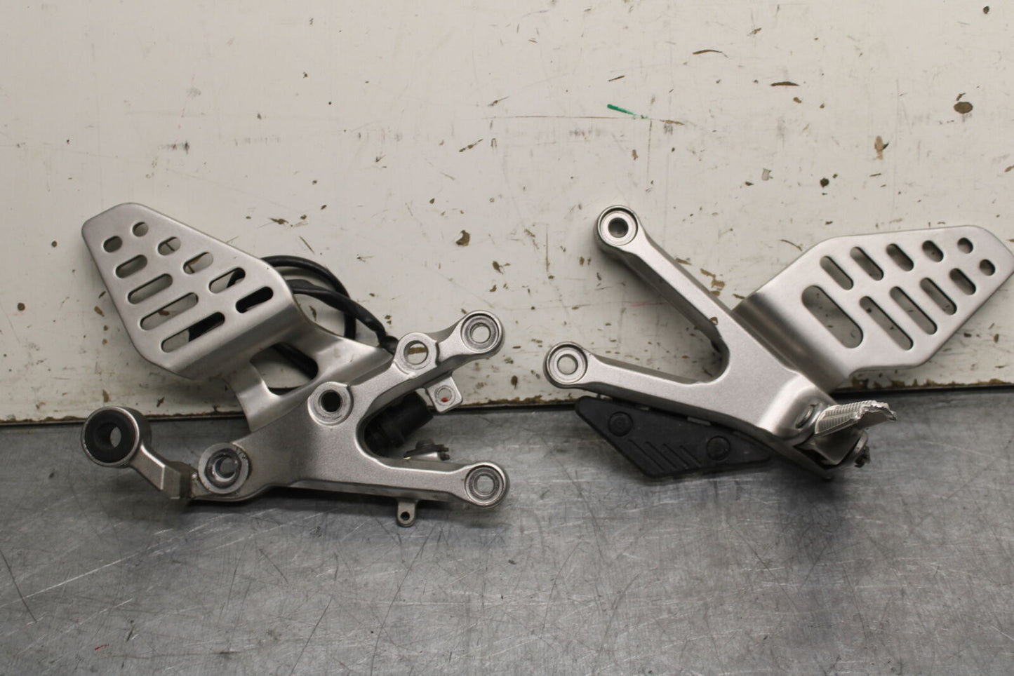 06 YAMAHA YZF R6 RIGHT LEFT REARSETS REAR SET DRIVER FOOT PEGS  BB716