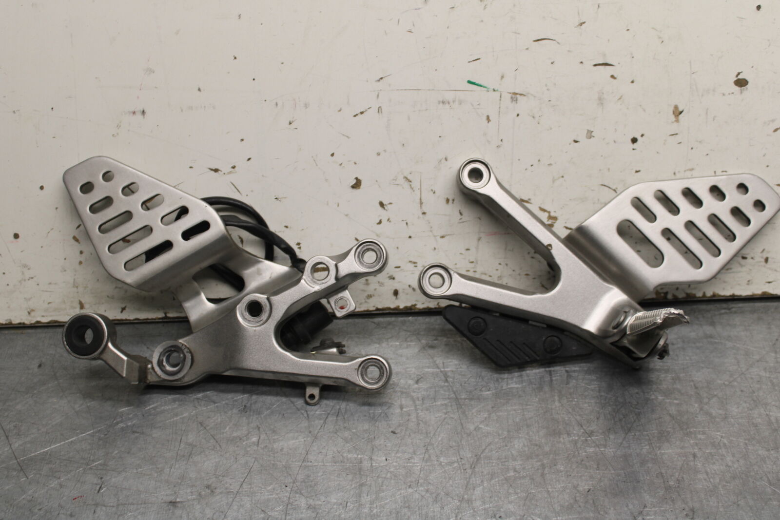 06 YAMAHA YZF R6 RIGHT LEFT REARSETS REAR SET DRIVER FOOT PEGS  BB716