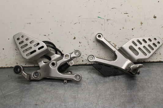 06 YAMAHA YZF R6 RIGHT LEFT REARSETS REAR SET DRIVER FOOT PEGS  BB716