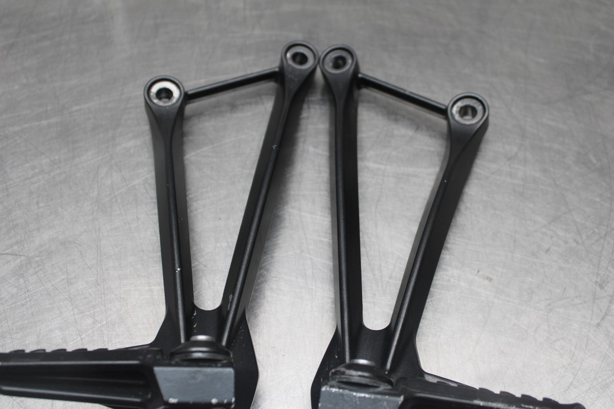 08 KAWASAKI NINJA ZX10R REAR BACK PASSENGER PEG SET PAIR BB902