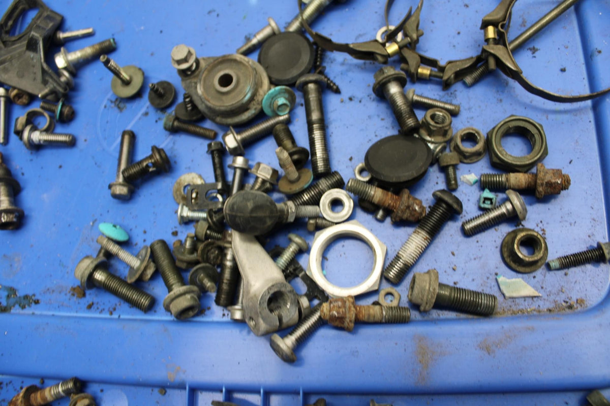 03-04 YAMAHA YZF R6  LEFTOVER MOUNTING BOLTS HARDWARE MOTOR SCREWS BB481
