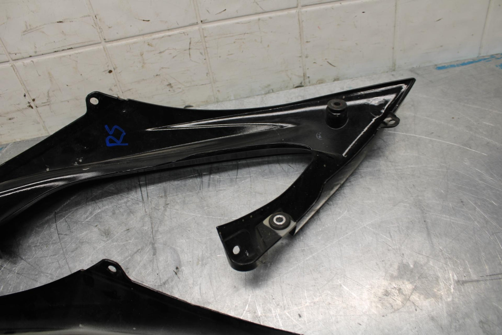 08-16 YAMAHA YZF R6 MID UPPER SIDE FAIRING COWL BB465