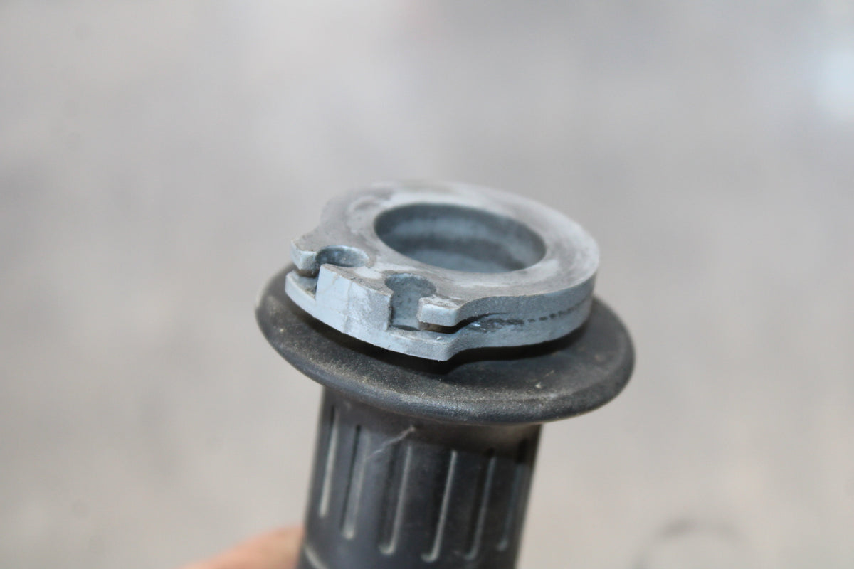 03-06 KAWASAKI Z1000 RIGHT THROTTLE TUBE GRIP BB164