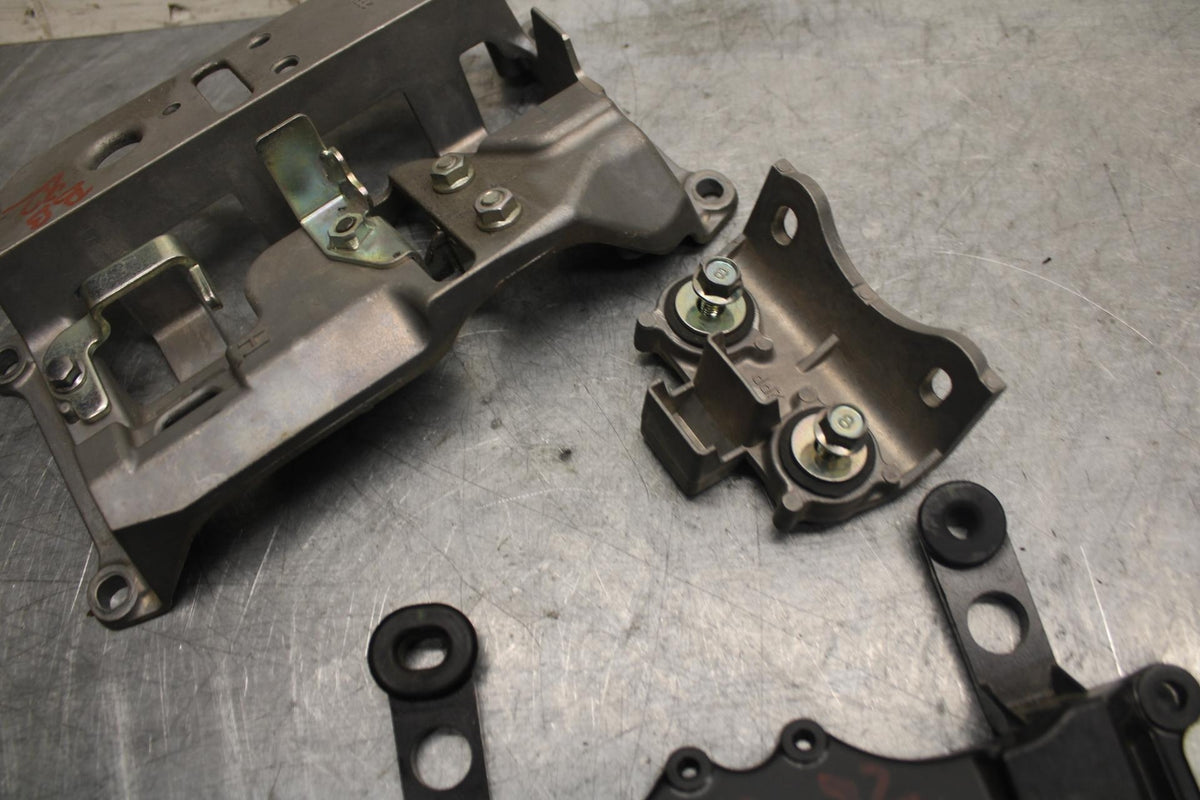2015 Yamaha FJ09 SEAT MOUNTING BRACKET MOUNT BB41