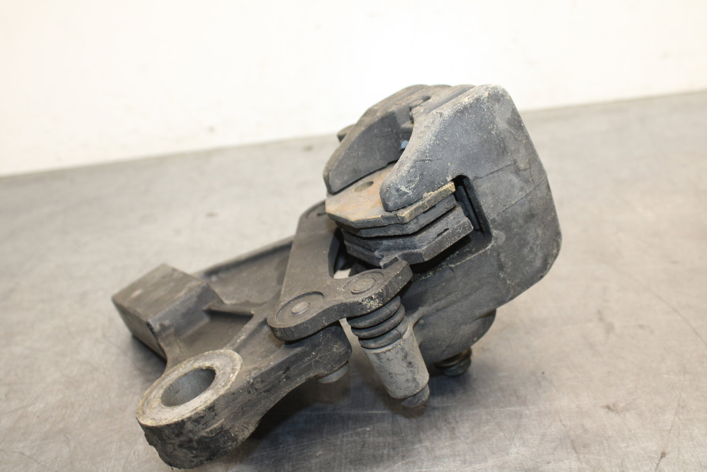 07-09 KAWASAKI VERSYS 650 REAR BACK BRAKE CALIPER W MOUNT BRACKET BB125