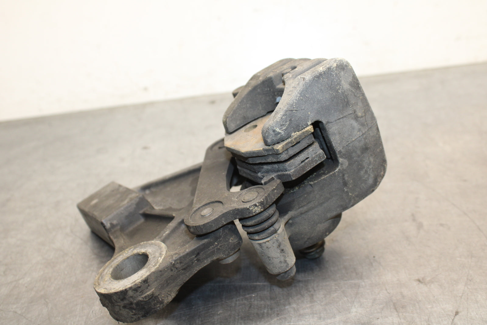 07-09 KAWASAKI VERSYS 650 REAR BACK BRAKE CALIPER W MOUNT BRACKET BB125