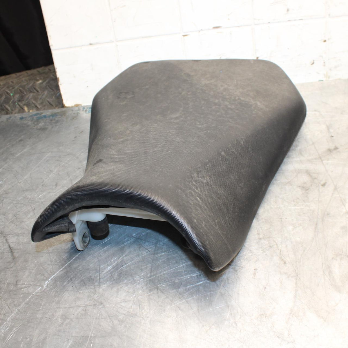 13 SUZUKI GSXR750 FRONT DRIVERS SEAT PAD SADDLE PILLION BB474