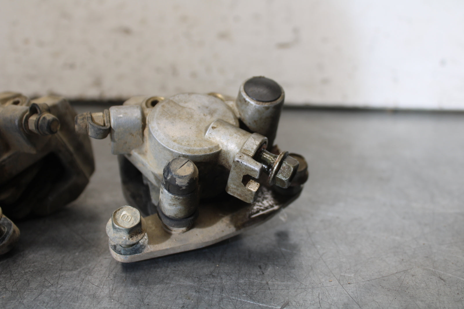 01-05 YAMAHA RAPTOR 660R LEFT RIGHT FRONT BRAKE CALIPER BB695