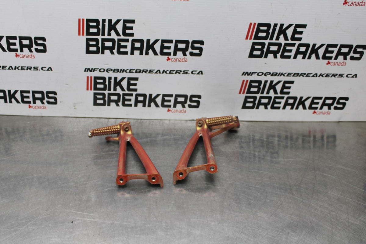 05 YAMAHA YZF R6 REAR BACK PASSENGER PEG SET PAIR BB858