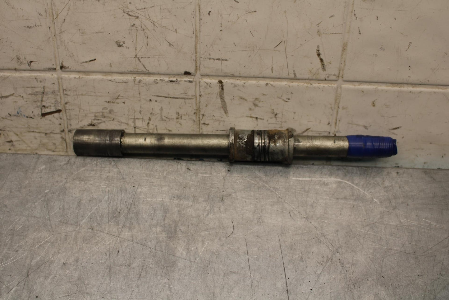 2012 Yamaha FZ8 FRONT WHEEL RIM AXLE PIVOT BOLT 39P-25181-00-00 BB550