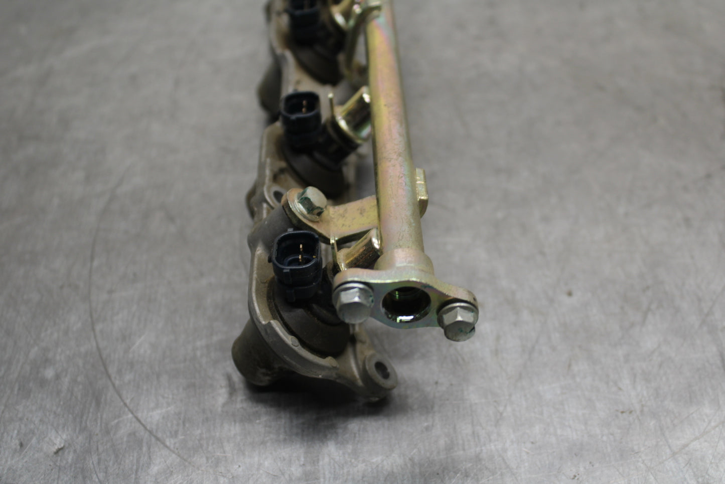 03-04 HONDA CBR600RR SECONDARY FUEL INJECTORS TOP AIRBOX GAS RAIL BB127