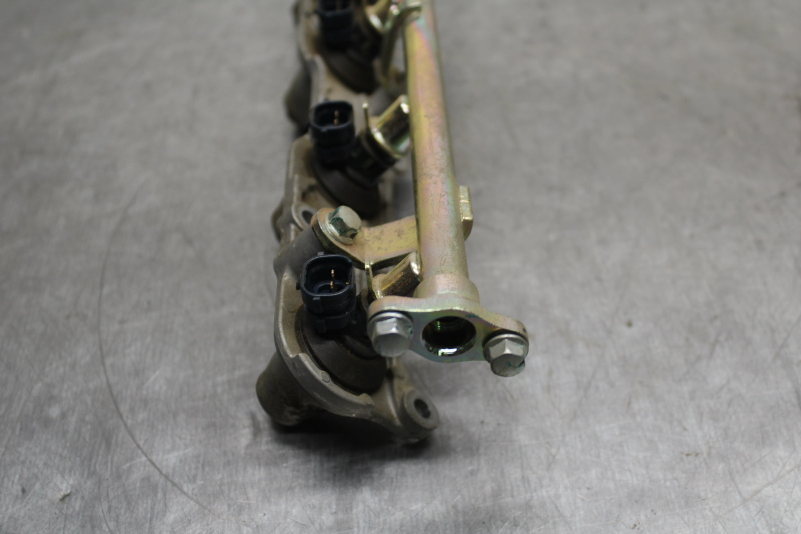 03-04 HONDA CBR600RR SECONDARY FUEL INJECTORS TOP AIRBOX GAS RAIL BB127