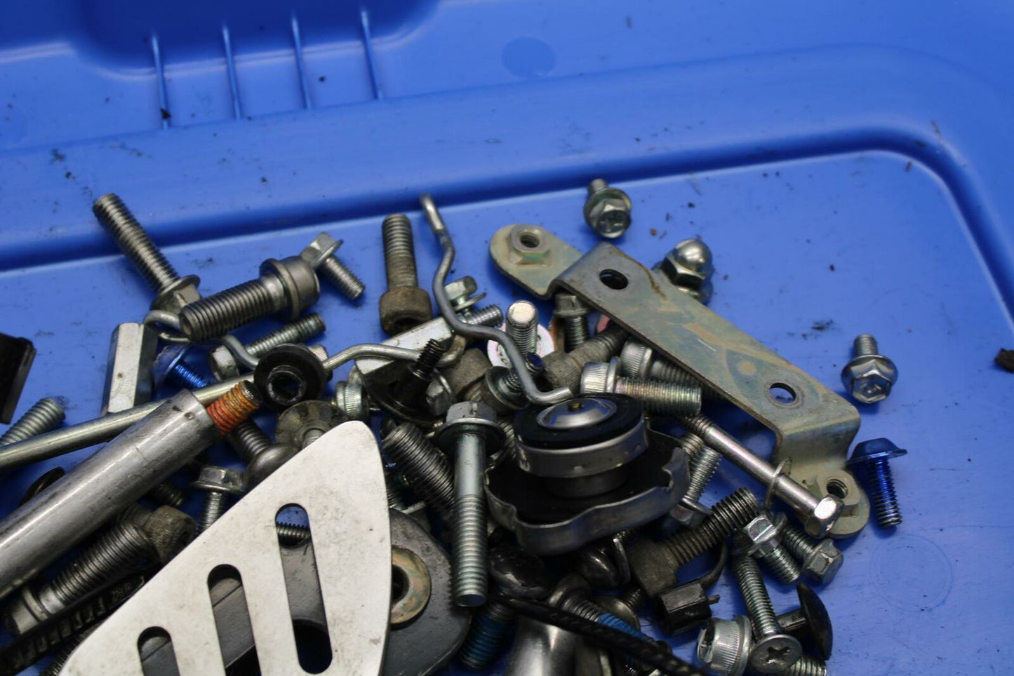 06-07 SUZUKI GSXR600 BOLT BRACKET LEFTOVER BB289