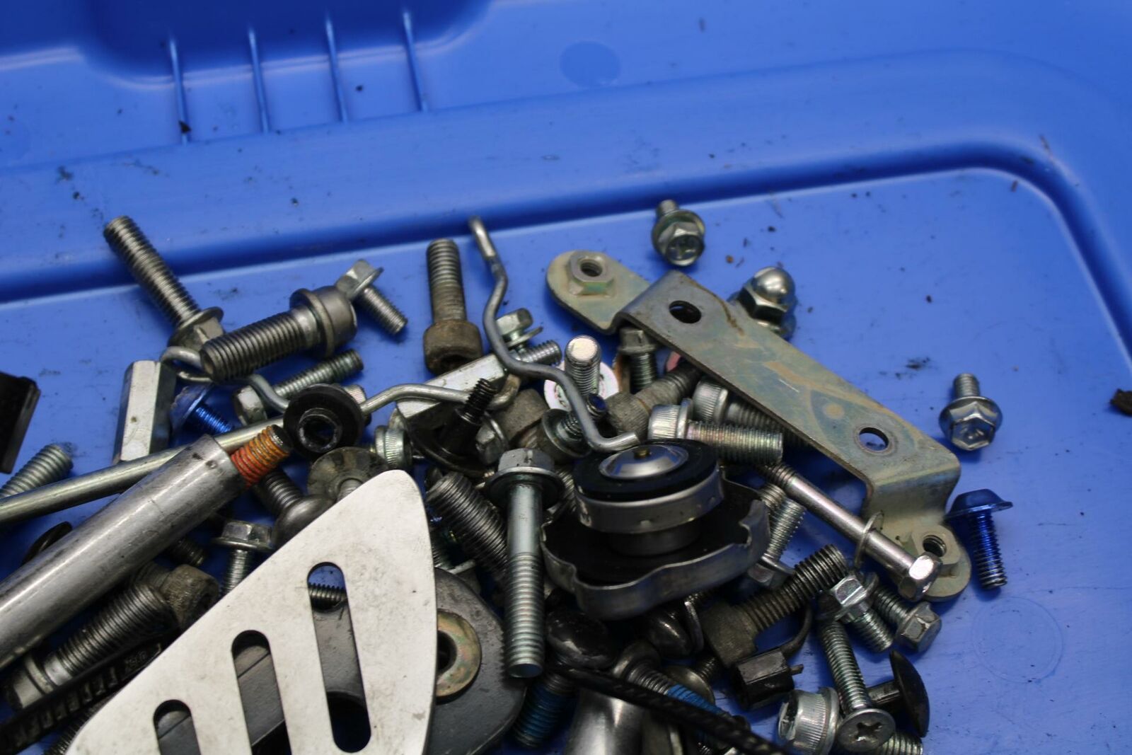 06-07 SUZUKI GSXR600 BOLT BRACKET LEFTOVER BB289