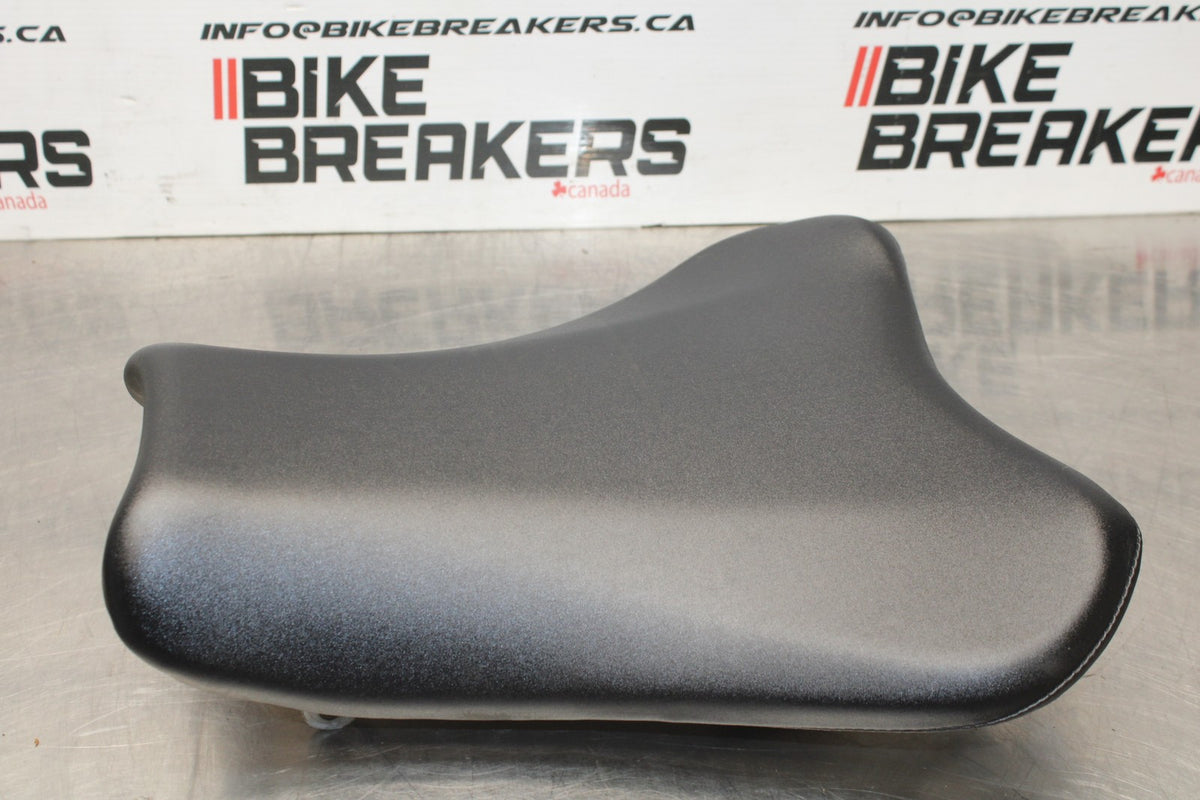 05-06 SUZUKI GSXR1000 FRONT DRIVERS SEAT PAD SADDLE PILLION BB857