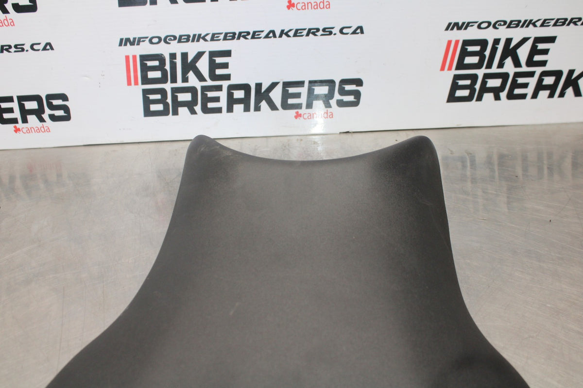 06-07 YAMAHA YZF R6 FRONT DRIVERS SEAT PAD SADDLE PILLION BB763