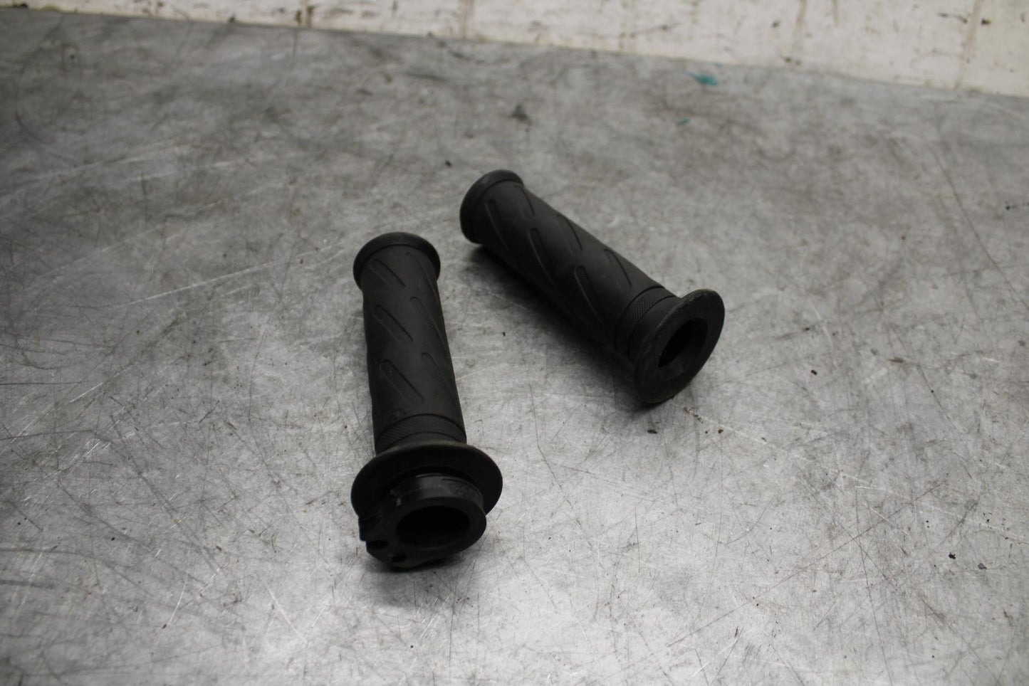 06-07 SUZUKI GSXR750 GRIPS THROTTLE CABLE LINE HOUSING GUIDE BB543