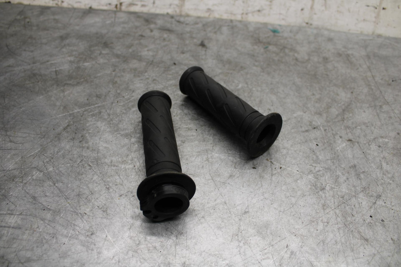 06-07 SUZUKI GSXR750 GRIPS THROTTLE CABLE LINE HOUSING GUIDE BB543