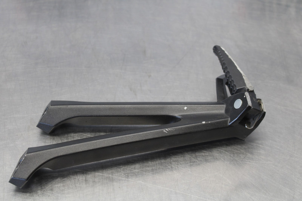 11-26 SUZUKI GSXR750 LEFT REAR BACK PASSENGER PEG BB882