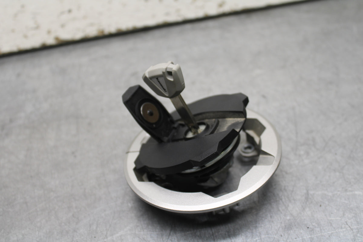 24 KAWASAKI NINJA 500 ABS FUEL TANK GAS CAP BB730