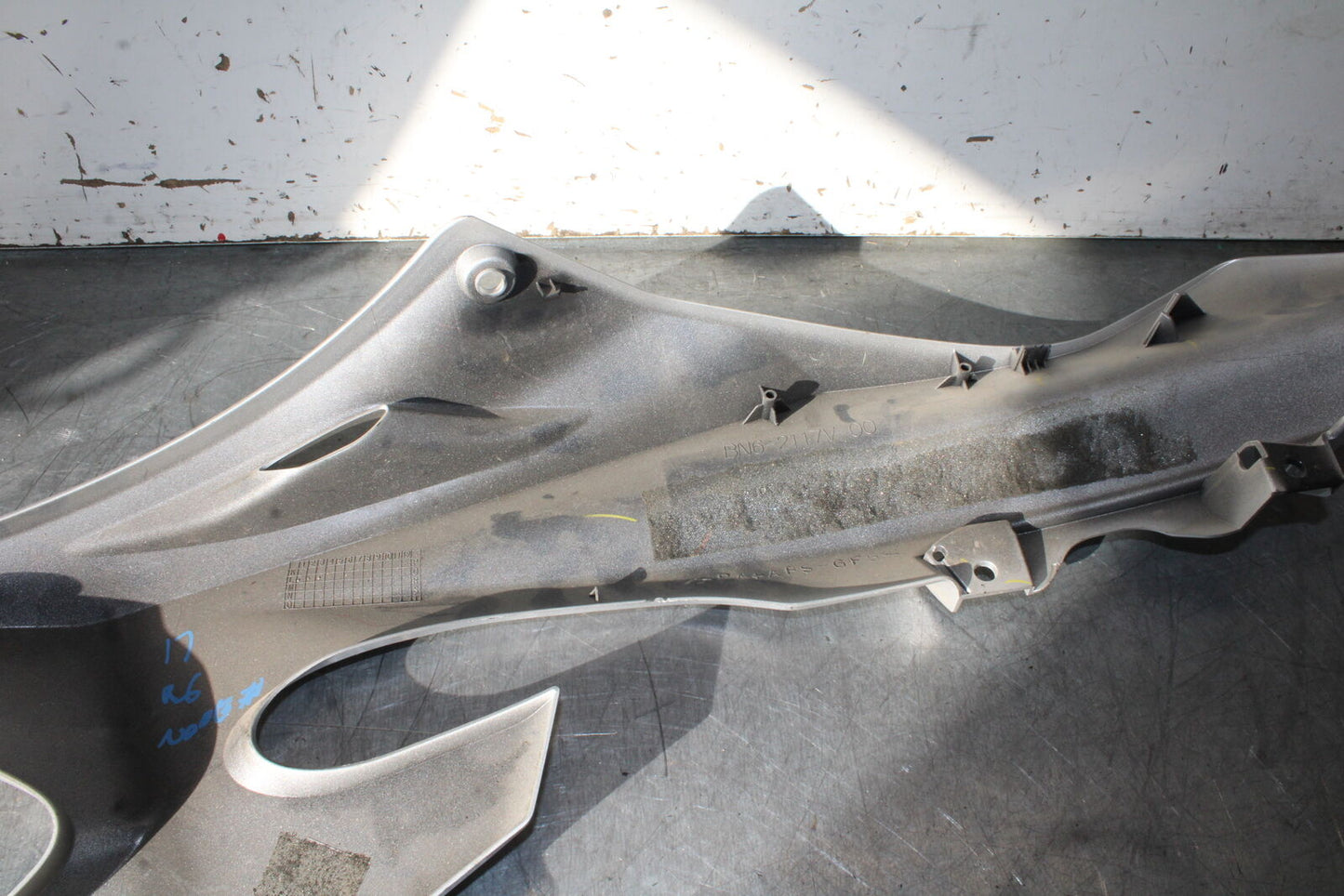 17-20 YAMAHA YZF R6 LEFT MID UPPER SIDE FAIRING COWL PLASTIC BB257
