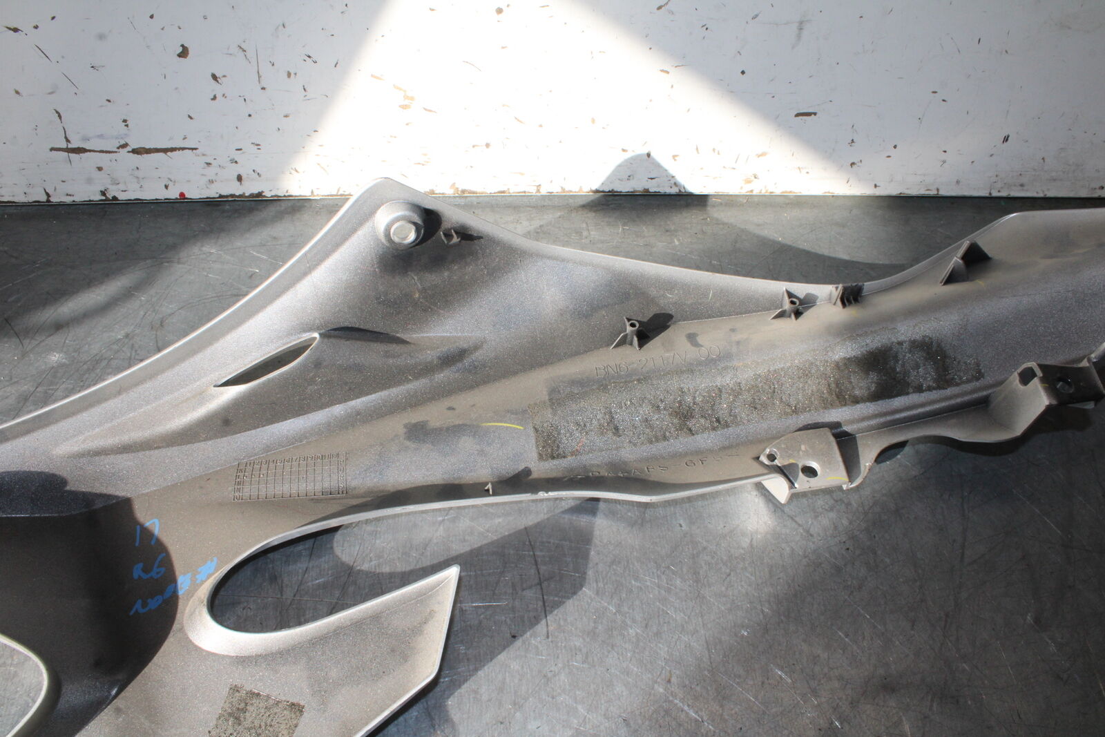 17-20 YAMAHA YZF R6 LEFT MID UPPER SIDE FAIRING COWL PLASTIC BB257